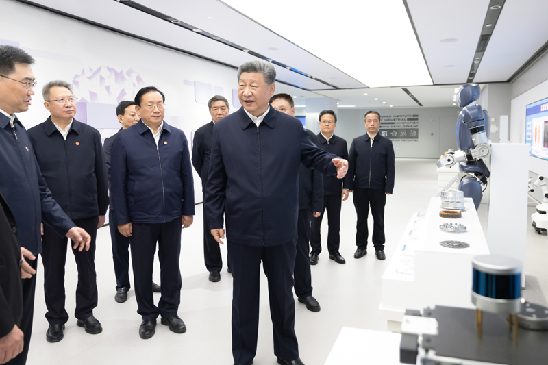 11月4日至6日，中共中央總書記、國家主席、中央軍委主席習(xí)近平在湖北考察。這是5日下午，習(xí)近平在武漢產(chǎn)業(yè)創(chuàng)新發(fā)展研究院考察。