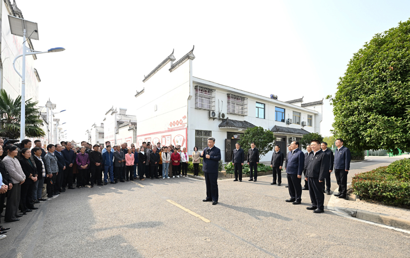 11月4日至6日，中共中央總書記、國家主席、中央軍委主席習(xí)近平在湖北考察。這是5日上午，習(xí)近平在咸寧市嘉魚縣潘家灣鎮(zhèn)四邑村考察時(shí)，同村民們親切交流。