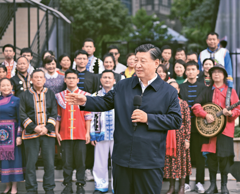2023年12月14日至15日，中共中央總書記、國家主席、中央軍委主席習(xí)近平在廣西考察。這是14日上午，習(xí)近平在南寧市良慶區(qū)蟠龍社區(qū)考察時(shí)，同社區(qū)各族群眾親切交流。