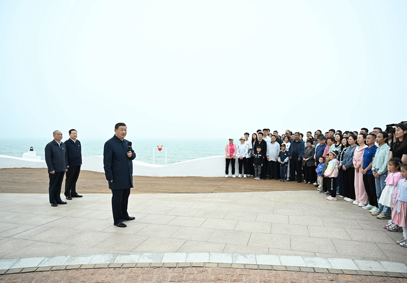 5月22日至24日，中共中央總書記、國(guó)家主席、中央軍委主席習(xí)近平在山東考察。這是22日下午，習(xí)近平在日照市陽光海岸綠道同市民和游客親切交流。
