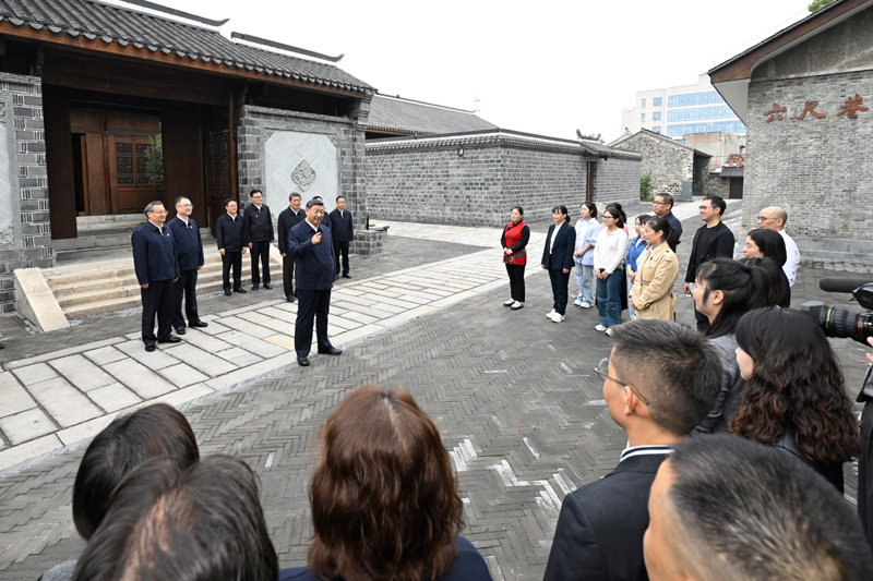 10月17日至18日，中共中央總書記、國(guó)家主席、中央軍委主席習(xí)近平在安徽考察。這是17日下午，習(xí)近平在安慶桐城市六尺巷考察時(shí)，同當(dāng)?shù)鼐用窈陀慰陀H切交流。