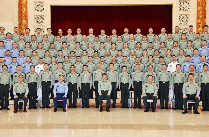 5月22日至24日，中共中央總書記、國(guó)家主席、中央軍委主席習(xí)近平在山東考察。這是23日上午，習(xí)近平在濟(jì)南親切接見駐濟(jì)南部隊(duì)上校以上領(lǐng)導(dǎo)干部，代表黨中央和中央軍委向駐濟(jì)南部隊(duì)全體官兵致以誠(chéng)摯問候。