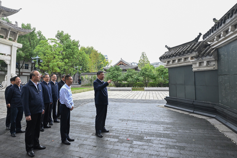 10月17日至18日，中共中央總書記、國(guó)家主席、中央軍委主席習(xí)近平在安徽考察。這是17日下午，習(xí)近平在安慶桐城市六尺巷考察。
