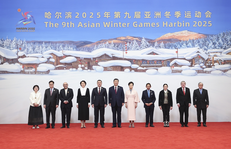 ??2月7日中午，國家主席習(xí)近平和夫人彭麗媛在黑龍江省哈爾濱市太陽島賓館舉行宴會(huì)，歡迎來華出席哈爾濱第九屆亞洲冬季運(yùn)動(dòng)會(huì)開幕式的國際貴賓。這是習(xí)近平和彭麗媛同貴賓們合影留念。