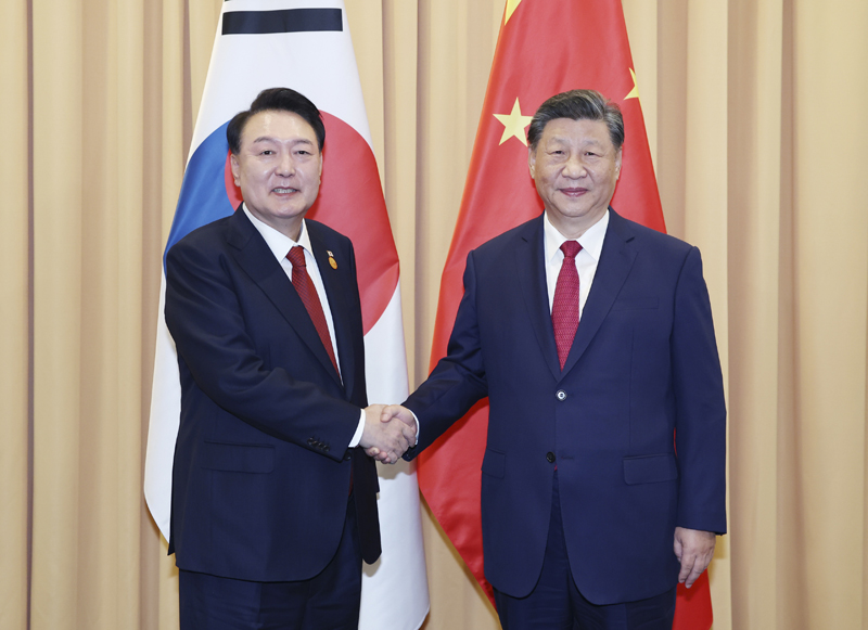 當?shù)貢r間11月15日上午,國家主席習近平在利馬出席亞太經(jīng)合組織領(lǐng)導(dǎo)人非正式會議期間會見韓國總統(tǒng)尹錫悅。