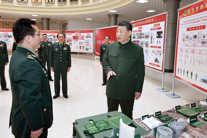 4月23日，中共中央總書記、國家主席、中央軍委主席習(xí)近平到陸軍軍醫(yī)大學(xué)視察。這是習(xí)近平察看戰(zhàn)傷急救器材和學(xué)員操作演示。