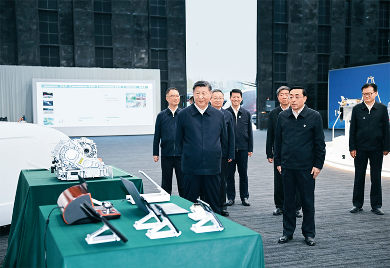 2024年10月17日至18日，中共中央總書記、國家主席、中央軍委主席習(xí)近平在安徽考察。這是17日下午，習(xí)近平在合肥濱湖科學(xué)城察看安徽省重大科技創(chuàng)新成果集中展示。
