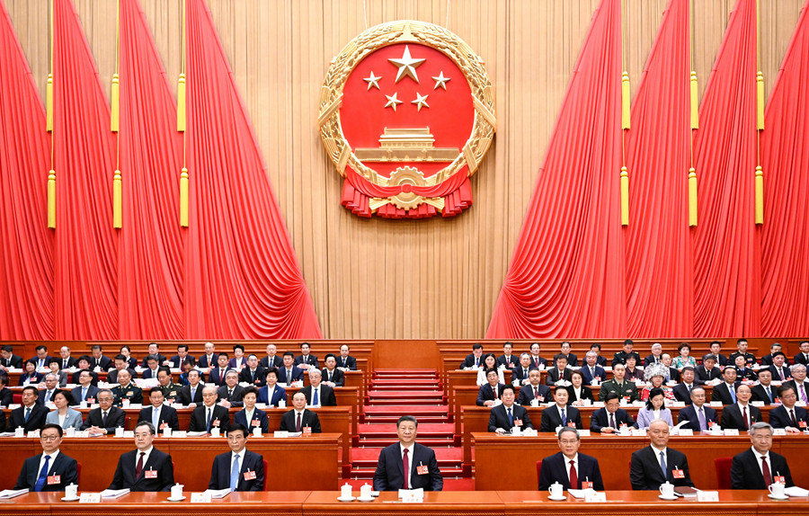3月5日，第十四屆全國人民代表大會第三次會議在北京人民大會堂開幕。黨和國家領(lǐng)導(dǎo)人習(xí)近平、李強(qiáng)、王滬寧、蔡奇、丁薛祥、李希、韓正等出席大會。