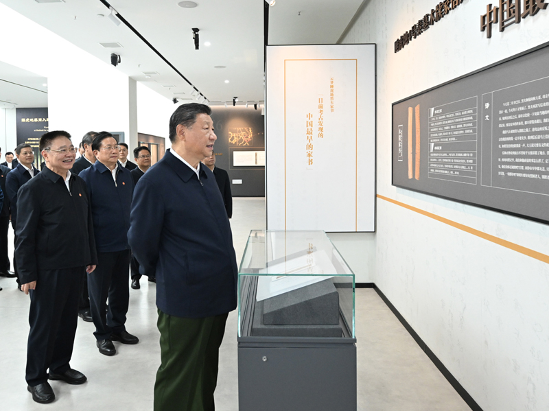 11月4日至6日，中共中央總書記、國家主席、中央軍委主席習(xí)近平在湖北考察。這是4日下午，習(xí)近平在孝感市云夢縣博物館參觀出土秦漢簡牘展。