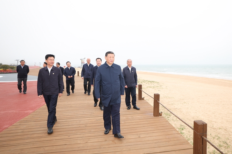 5月22日至24日，中共中央總書記、國(guó)家主席、中央軍委主席習(xí)近平在山東考察。這是22日下午，習(xí)近平在日照市陽光海岸綠道考察。