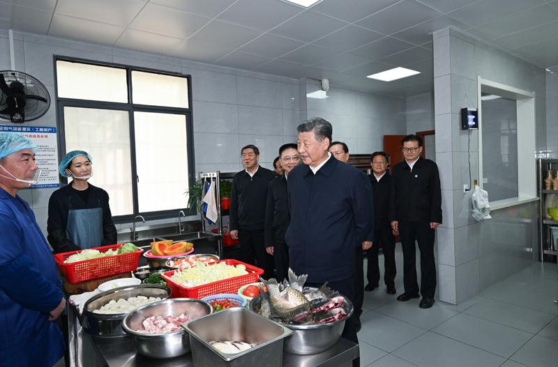 11月4日至6日，中共中央總書記、國家主席、中央軍委主席習(xí)近平在湖北考察。這是5日上午，習(xí)近平在咸寧市嘉魚縣潘家灣鎮(zhèn)四邑村養(yǎng)老服務(wù)驛站食堂考察。