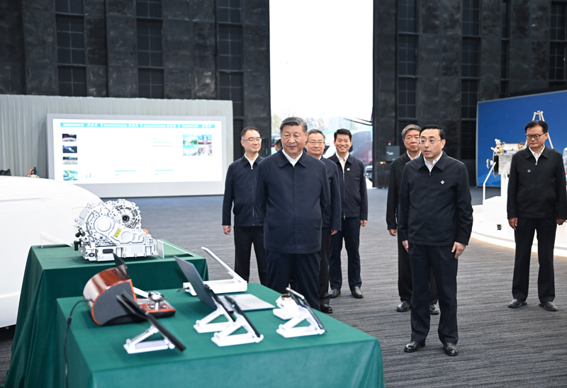 10月17日至18日，中共中央總書記、國(guó)家主席、中央軍委主席習(xí)近平在安徽考察。這是17日下午，習(xí)近平在合肥濱湖科學(xué)城察看安徽省重大科技創(chuàng)新成果集中展示。