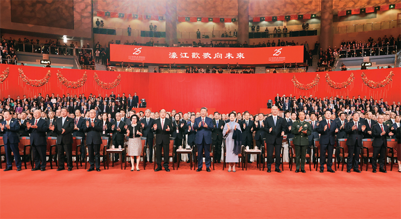 2024年12月19日晚，慶祝澳門回歸祖國25周年文藝晚會(huì)在澳門東亞運(yùn)動(dòng)會(huì)體育館舉行。中共中央總書記、國家主席、中央軍委主席習(xí)近平觀看演出。晚會(huì)最后，習(xí)近平同全場觀眾一起高唱《歌唱祖國》。