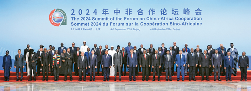 2024年9月5日上午，國家主席習(xí)近平在北京人民大會(huì)堂出席中非合作論壇北京峰會(huì)開幕式并發(fā)表主旨講話。這是開幕式前，習(xí)近平同出席峰會(huì)的外方領(lǐng)導(dǎo)人集體合影。