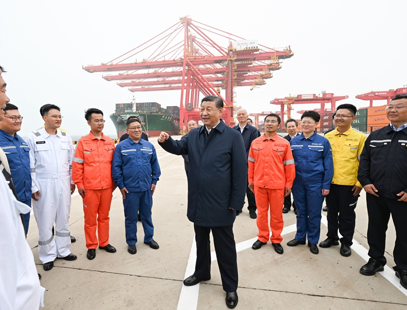 ??5月22日至24日，中共中央總書記、國(guó)家主席、中央軍委主席習(xí)近平在山東考察。這是22日下午，習(xí)近平在日照港親切慰問港口科技工作者、運(yùn)營(yíng)人員、航運(yùn)人員。 