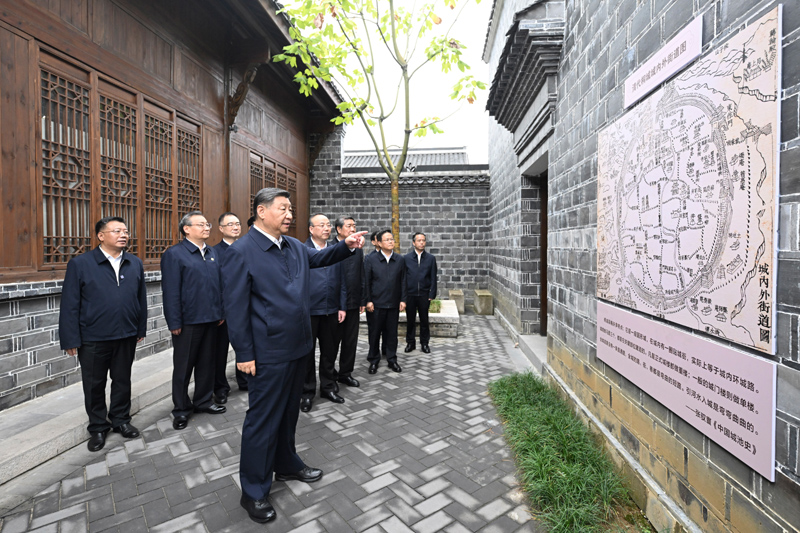 10月17日至18日，中共中央總書記、國(guó)家主席、中央軍委主席習(xí)近平在安徽考察。這是17日下午，習(xí)近平在安慶桐城市六尺巷考察。