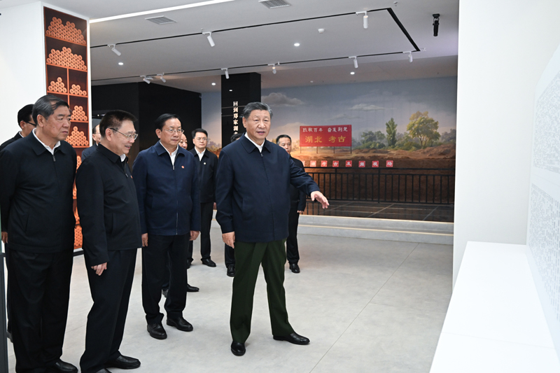 11月4日至6日，中共中央總書記、國家主席、中央軍委主席習(xí)近平在湖北考察。這是4日下午，習(xí)近平在孝感市云夢縣博物館參觀出土秦漢簡牘展。