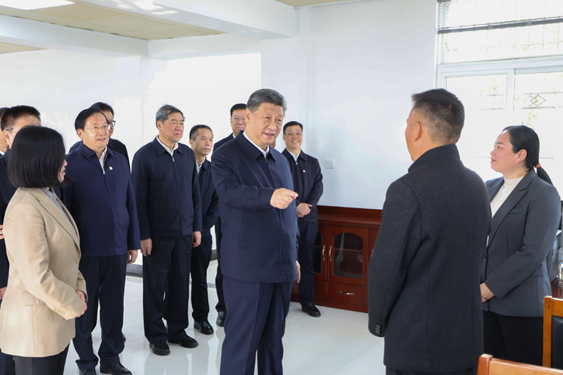 11月4日至6日，中共中央總書記、國家主席、中央軍委主席習(xí)近平在湖北考察。這是5日上午，習(xí)近平在咸寧市嘉魚縣潘家灣鎮(zhèn)四邑村黨群服務(wù)中心考察。