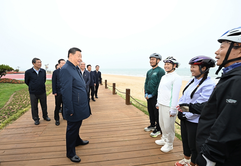 5月22日至24日，中共中央總書記、國(guó)家主席、中央軍委主席習(xí)近平在山東考察。這是22日下午，習(xí)近平在日照市陽光海岸綠道同市民親切交流。