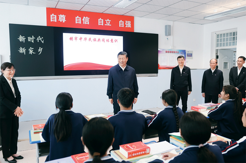 2024年6月18日至19日，中共中央總書記、國家主席、中央軍委主席習(xí)近平在青?？疾?。這是18日下午，習(xí)近平在果洛西寧民族中學(xué)高一（1）班觀摩“新時(shí)代、新家鄉(xiāng)”主題思政課。