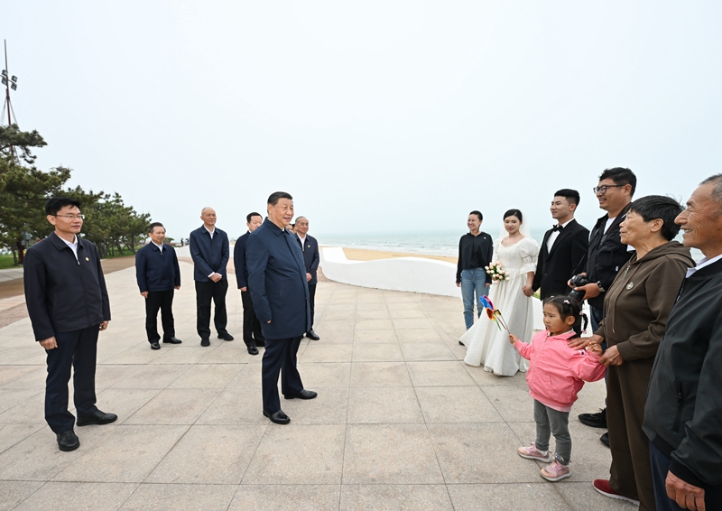 5月22日至24日，中共中央總書記、國(guó)家主席、中央軍委主席習(xí)近平在山東考察。這是22日下午，習(xí)近平在日照市陽光海岸綠道同市民親切交流。