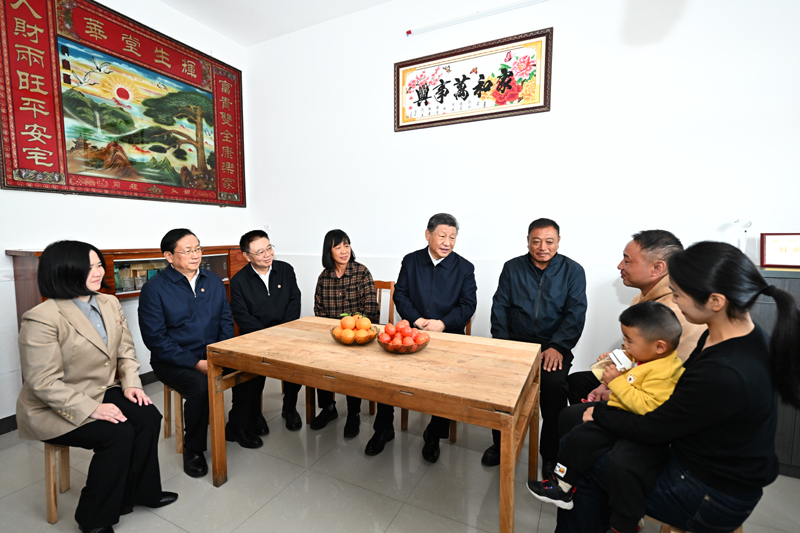 11月4日至6日，中共中央總書記、國家主席、中央軍委主席習(xí)近平在湖北考察。這是5日上午，習(xí)近平在咸寧市嘉魚縣潘家灣鎮(zhèn)四邑村村民熊成龍家，同一家人圍坐在一起拉家常。