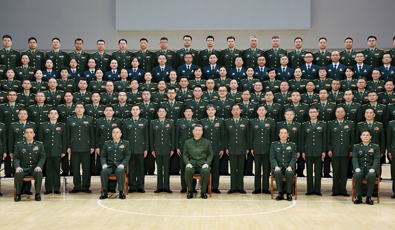 4月23日，中共中央總書記、國家主席、中央軍委主席習(xí)近平到陸軍軍醫(yī)大學(xué)視察。這是習(xí)近平親切接見陸軍軍醫(yī)大學(xué)官兵代表。